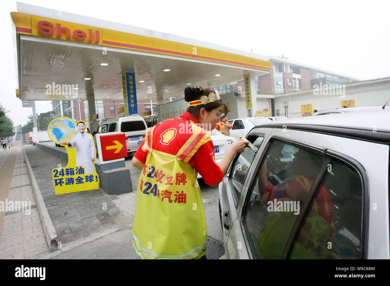 File Chinese Workers Speak To Drivers Waiting To Refuel Their Cars At A Gas Station Of Shell In Beijing China 18 June 2009 Royal Dutch Shell P Stock Photo Alamy
