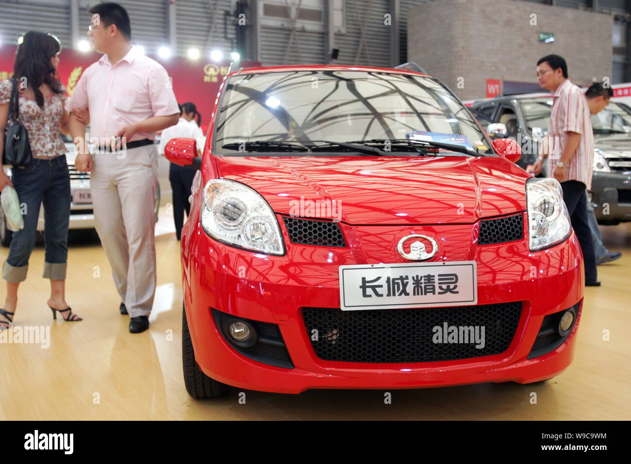 FILE-- Visitors look at a Gwperi of Great Wall Automobile during an auto  show in Shanghai, China, August 16, 2008. Great Wall Motor Co Ltd said on  Stock Photo - Alamy