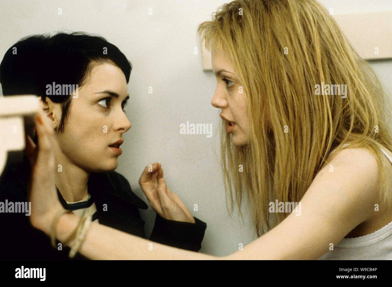 GIRL, INTERRUPTED 1999 Columbia Pictures film with Wynona Ryder at left and Angelina Jolie Stock Photo