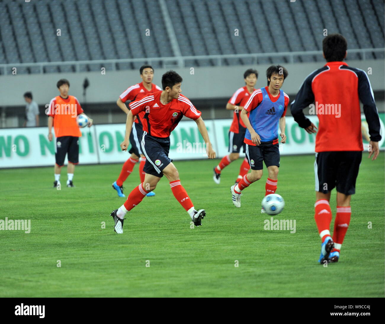 Members of Chinese national men soccer team are seen during a training session in Shanghai, China, Thursday, 28 May 2009.   Chinese national mens socc Stock Photo