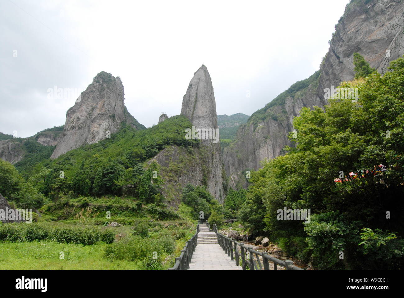 mountain landscape　山の風景 雪山下的成都城，中國四川Chengdu City under the Snow Mountain