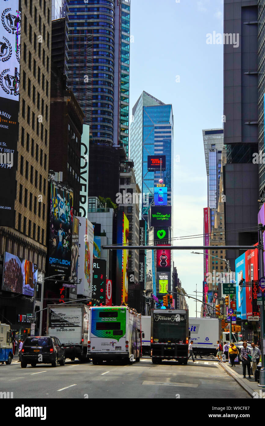 Street view of 7th Ave, Manhattan, New York City, USA Stock Photo - Alamy