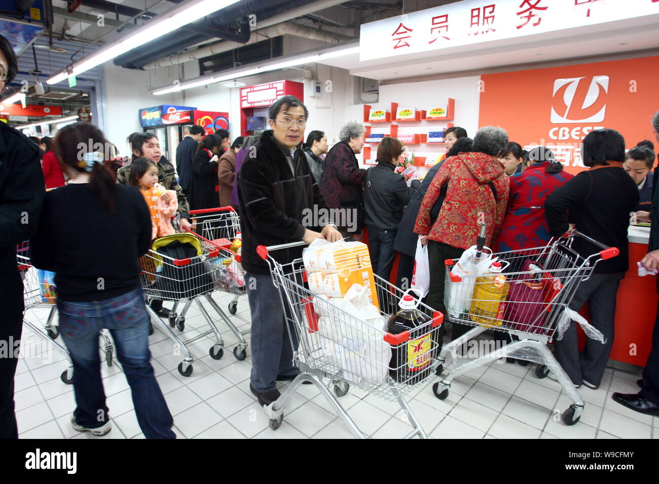 --FILE--Chinese shoppers buy products at a supermarket in Chongqing, China, 3 April 2009.   China is planning a new economic stimulus package targeted Stock Photo