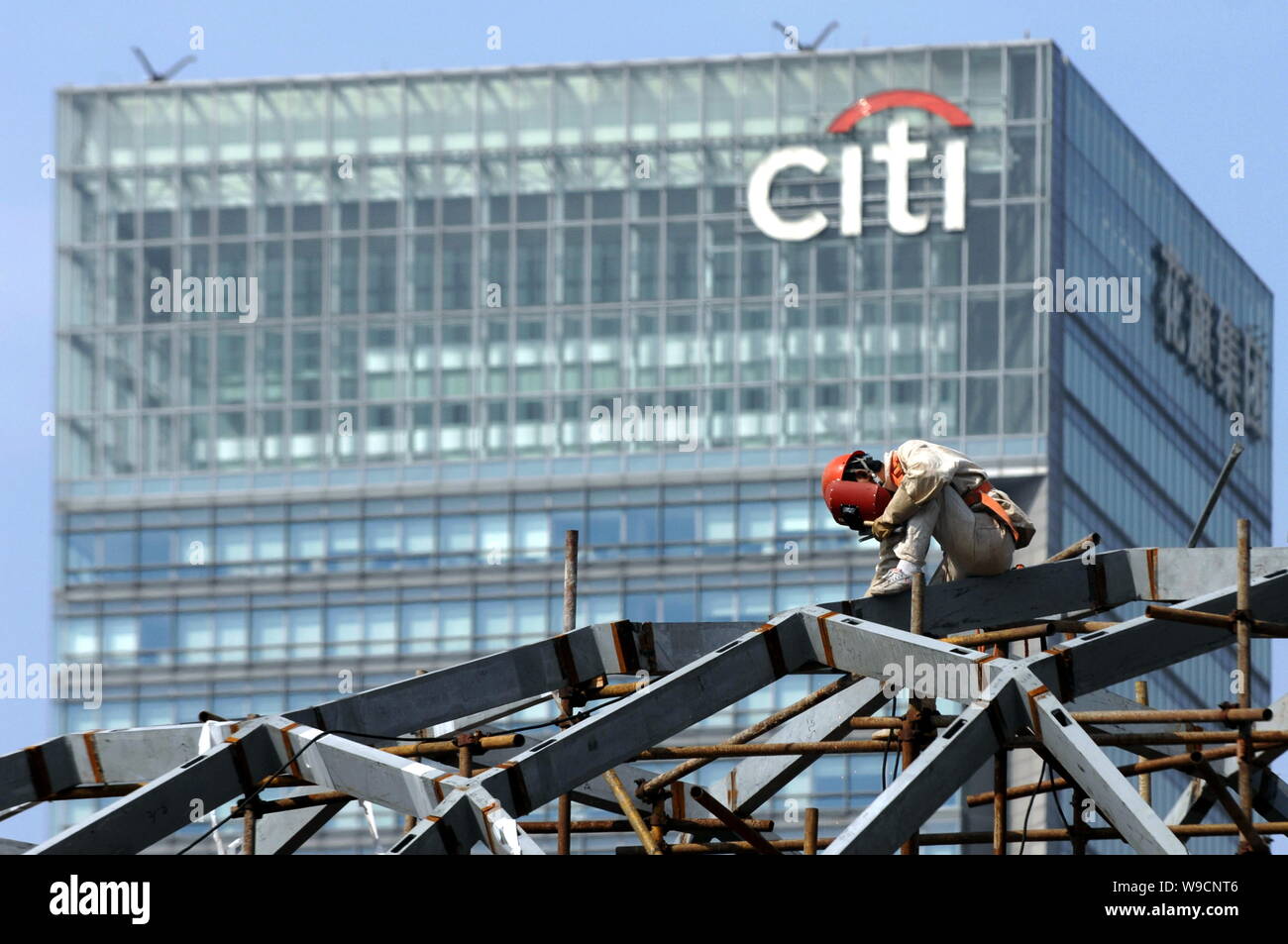 File A Chinese Worker Is Seen Welding On A Construction As Citi Tower Is Seen In The Background In Shanghai China 27 May 2009 Citigroup China Stock Photo Alamy