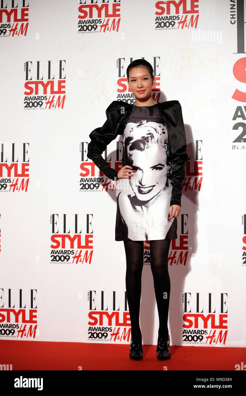 Chinese model Tong Chenjie is seen at the red carpet ceremony of ELLE Style Awards 2009 in Shanghai, China, 17 December 2009. Stock Photo