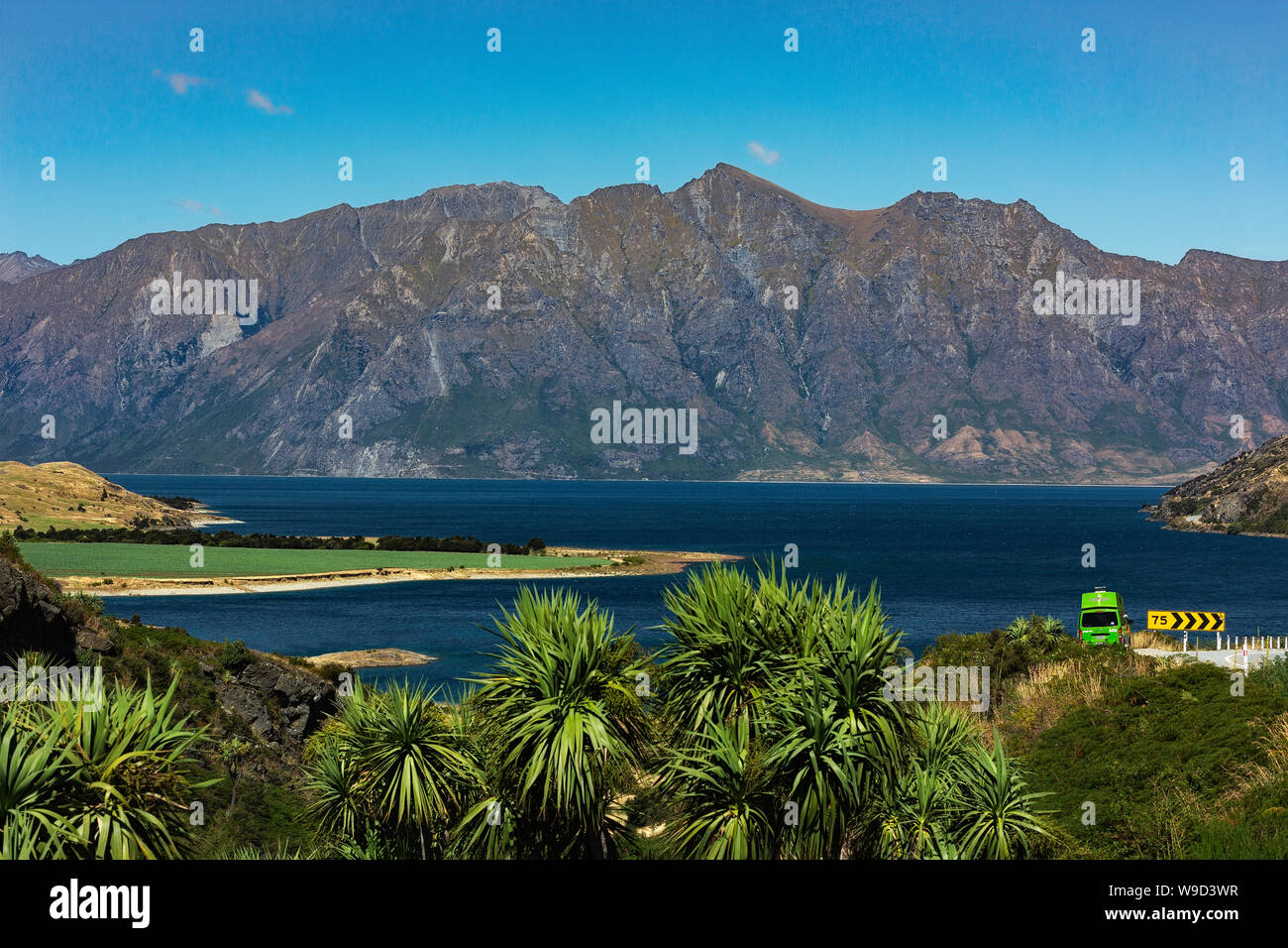 Classic Neck view of Lake Hawea with classic Jucy camper Stock Photo