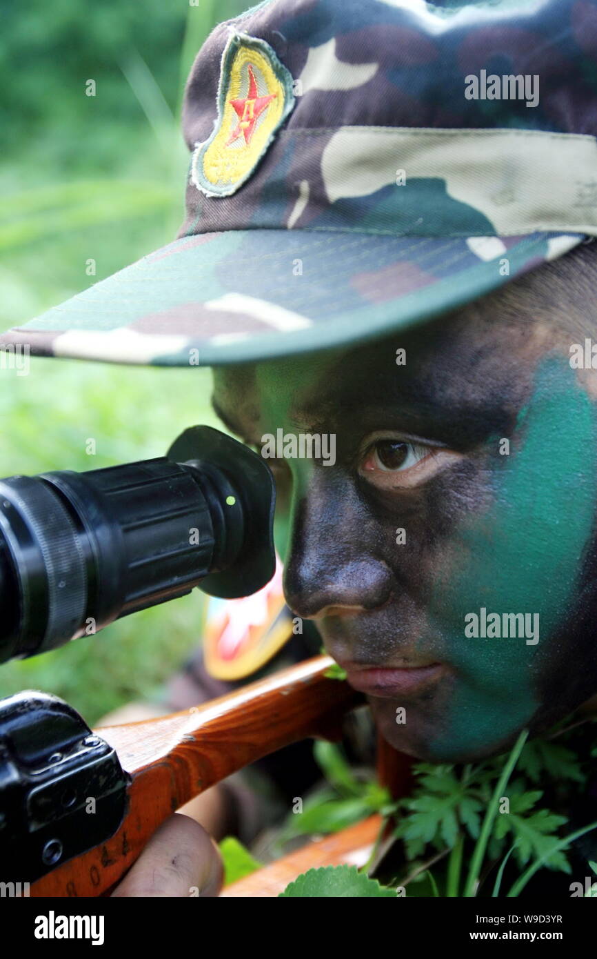 A Chinese PLA (Peoples Liberation Army) soldier aims during a military drill in southwest Chinas Sichuan province, 23 August 2009. Stock Photo
