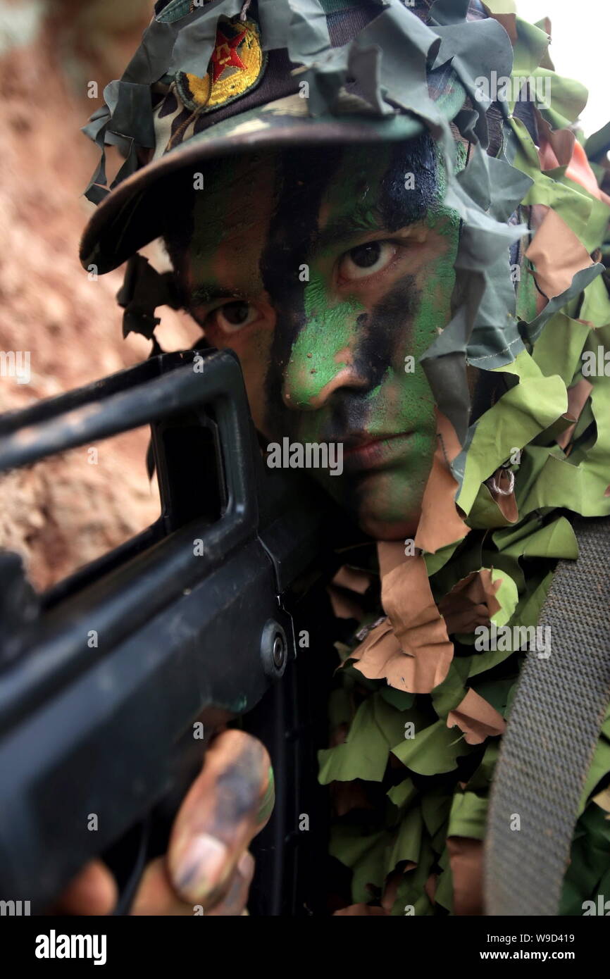 A Chinese PLA (Peoples Liberation Army) soldier aims during a military drill in southwest Chinas Sichuan province, 22 August 2009. Stock Photo