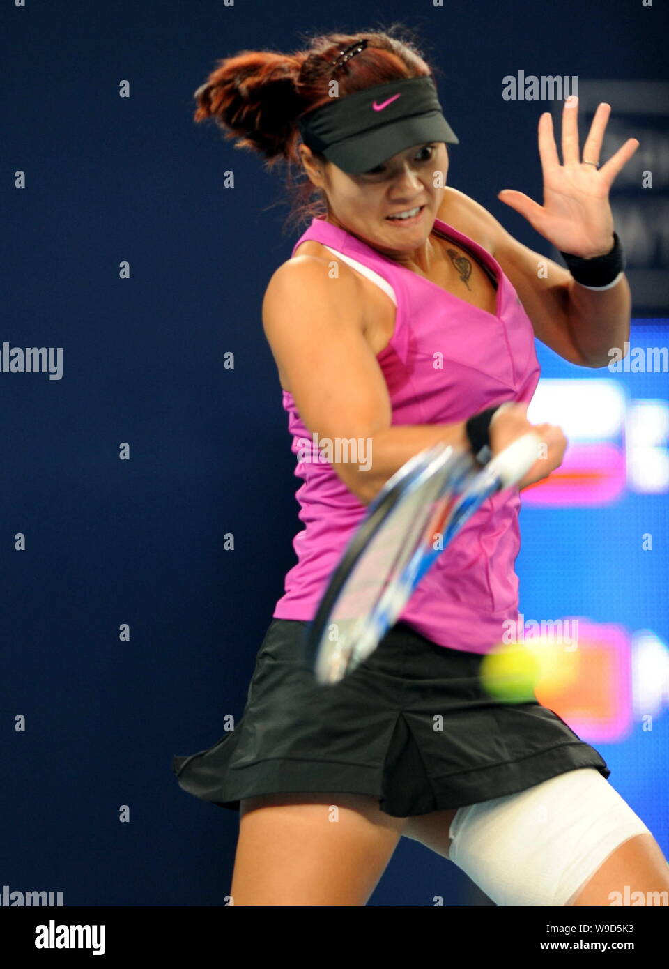Chinas Li Na competes against Elena Dementieva of Russia during the second round of the womens singles of the China Open 2009 in Beijing, China, 7 Oct Stock Photo