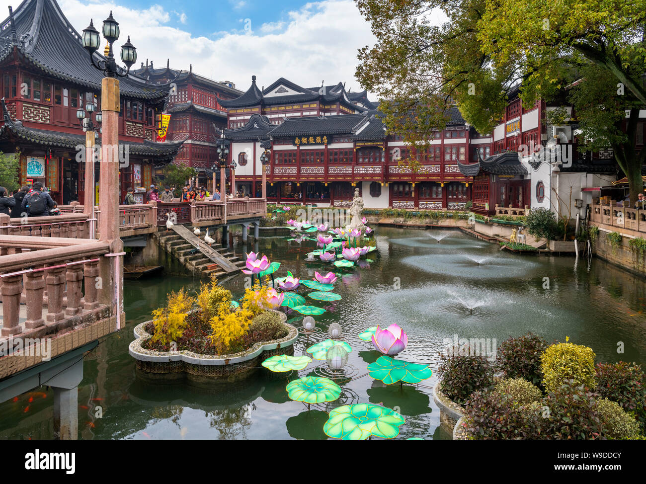 Yu Garden Pond in the Yu Garden Tourist Mart with the Huxinting Tea House to the left, Yuyuan Gardens, Old City, Shanghai, China Stock Photo