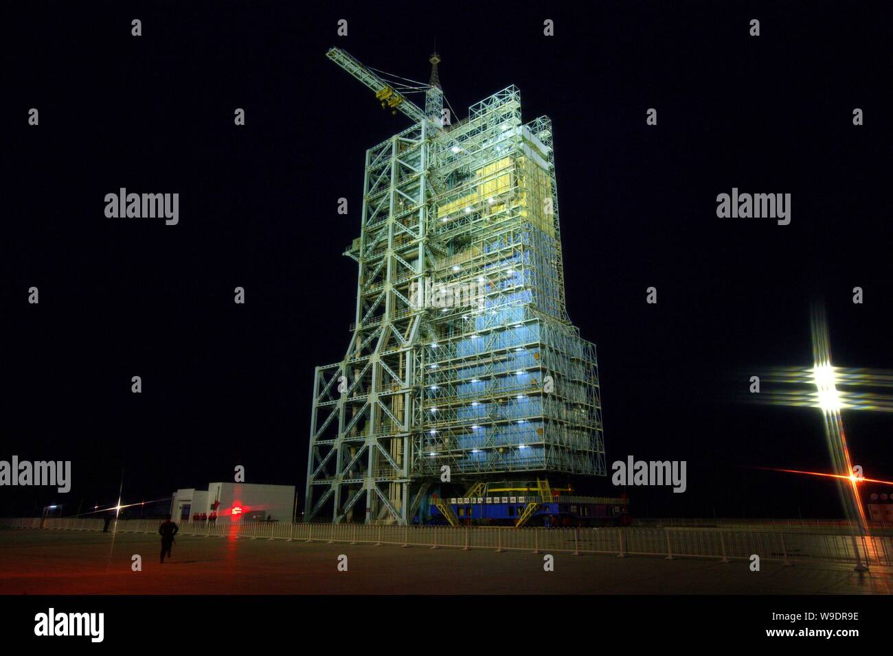Night view of a Long March 2F (CZ-2F) space rocket carrying the Shenzhou VII manned spacecraft on the launch pad at Jiuquan Satellite Launch Center in Stock Photo