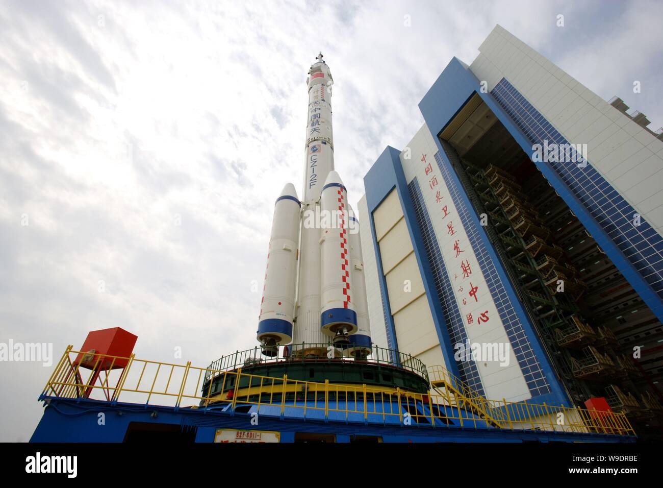 Chinese aeronautical scientists and workers move a Long March 2F (CZ-2F) space rocket caryying the Shenzhou VII manned spacecraft from the final assem Stock Photo