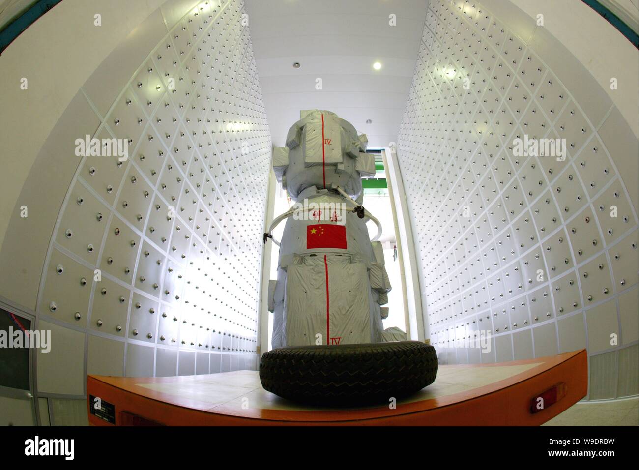 Chinese aeronautical scientists and workers transport the Shenzhou VII manned spacecraft from the testing plant at Jiuquan Satellite Launch Center in Stock Photo