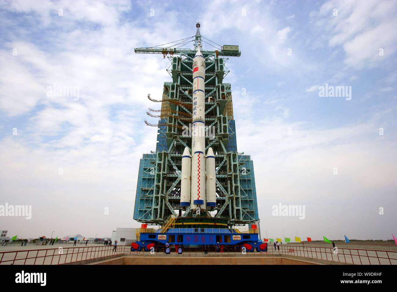 Chinese aeronautical scientists and workers fix a Long March 2F (CZ-2F) space rocket caryying the Shenzhou VII manned spacecraft on a launch pad at Ji Stock Photo