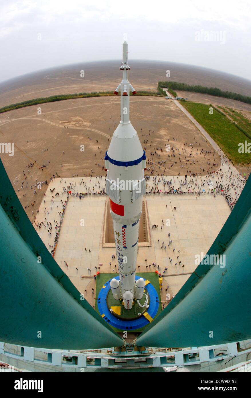 Chinese aeronautical scientists and workers fix a Long March 2F (CZ-2F) space rocket caryying the Shenzhou VII manned spacecraft on a launch pad at Ji Stock Photo