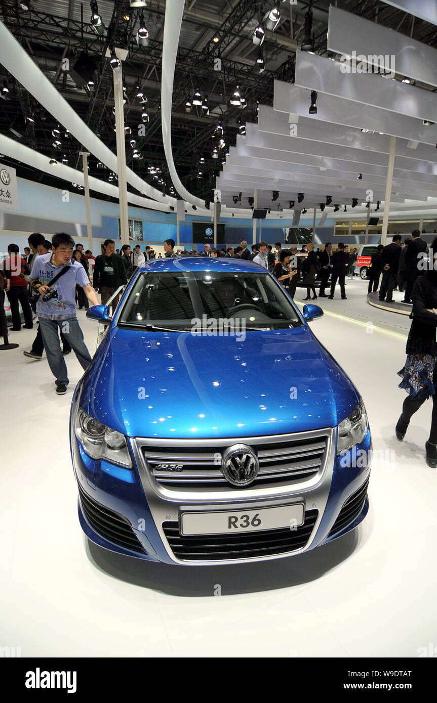 FILE--Chinese visitors look at a Volkswagen Passat R36 at the Auto China  2008 car show in Beijing, 20 April 2008. German carmaker Volkswagen poste  Stock Photo - Alamy