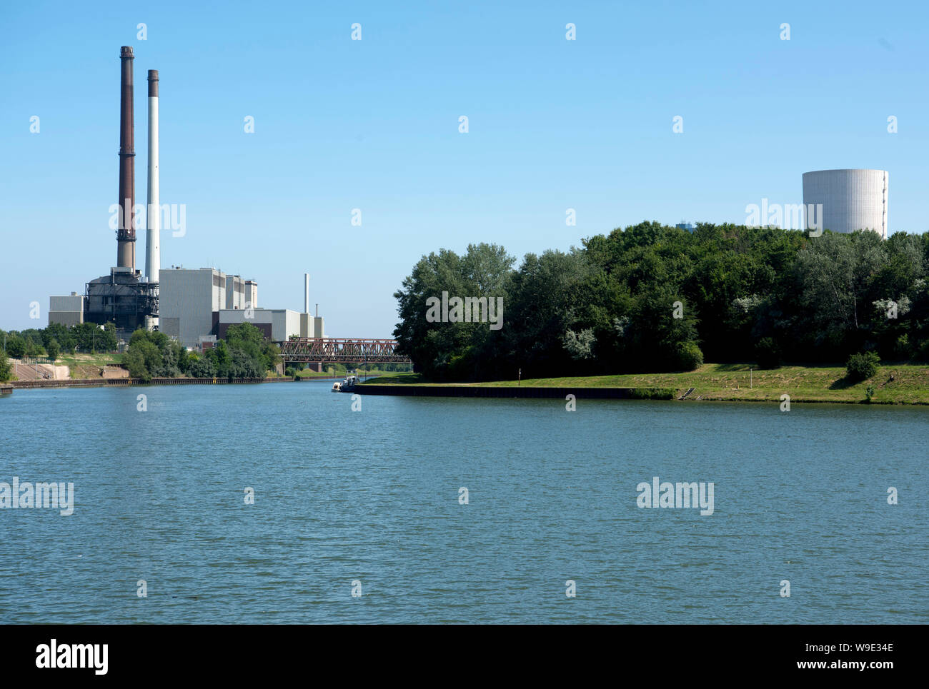 Deutschland, Ruhrgebiet, Kreis Recklinghausen, Datteln, Dortmund Ems-Kanal, links Schornstein des Kohlekraftwerkes Datteln 1-3, rechts Baustelle des K Stock Photo