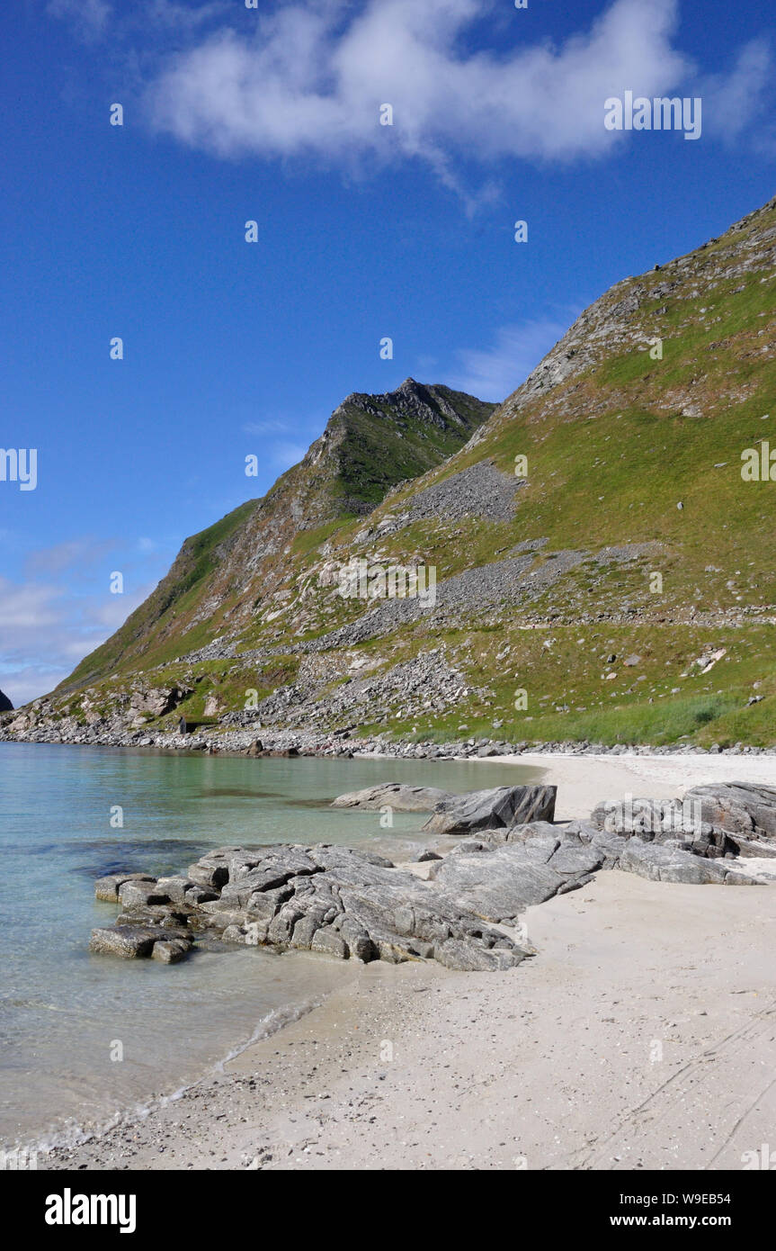 Strahlend weißer Sand, blauer Himmel und das Meer türkis. Und doch nicht Südsee sondern Haukland Beach auf den Lofoten in Norwegen. Stock Photo