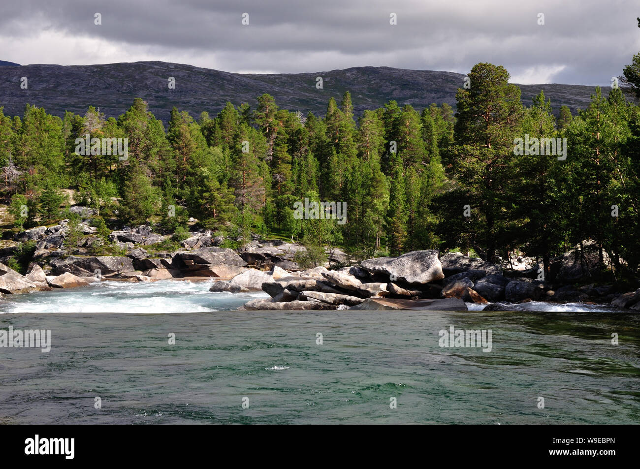 Nahe von Loensdal etwas nördlich vom Polarkreis im Nationalpark Saltfjellet-Svartisen in Norwegen zieht sich der Fluss Luonosjahka malerisch an der na Stock Photo
