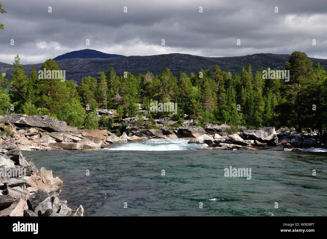 Nahe von Loensdal etwas nördlich vom Polarkreis im Nationalpark Saltfjellet-Svartisen in Norwegen zieht sich der Fluss Luonosjahka malerisch an der na Stock Photo