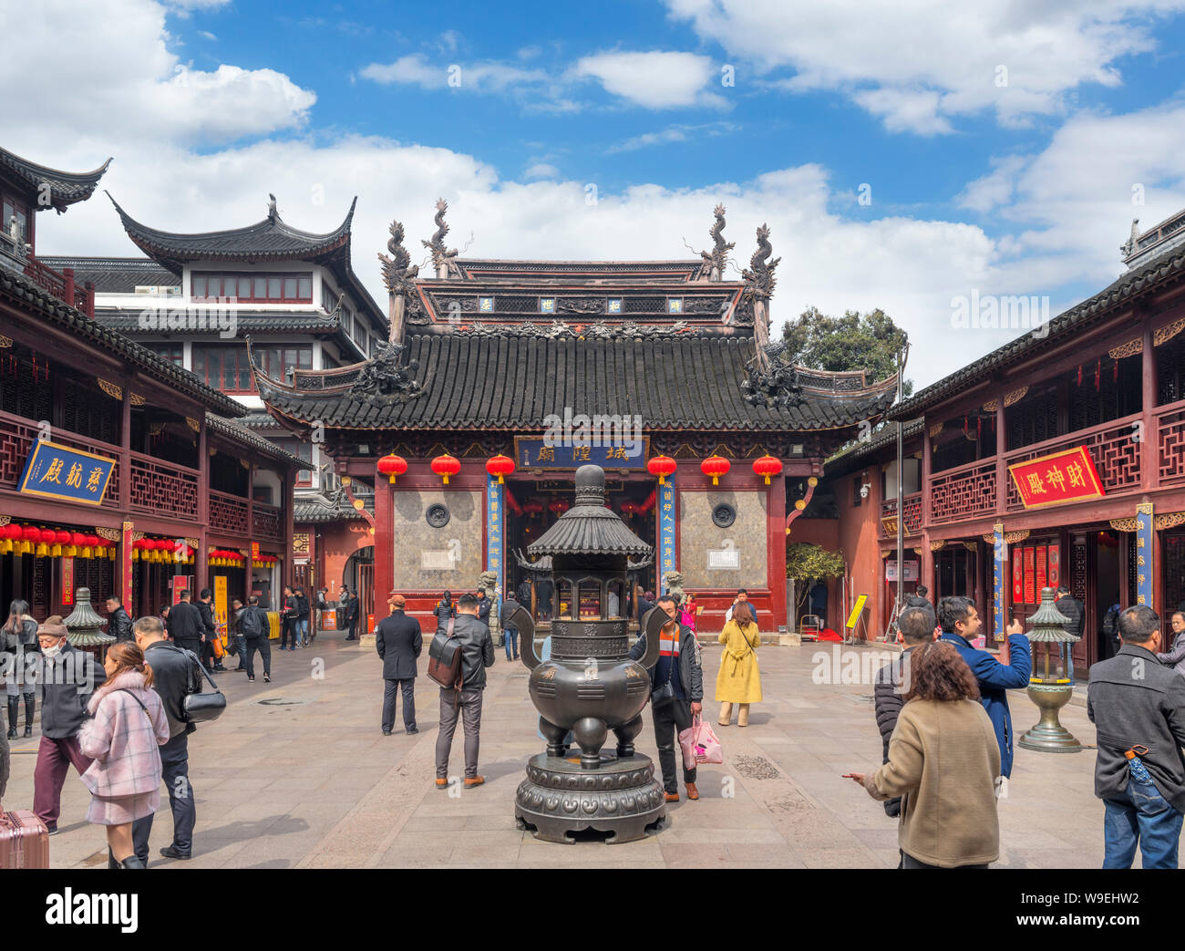 Courtyard in the Temple of the Town Gods (or Temple of the City Gods), Yuyuan Gardens, Old City, Shanghai, China Stock Photo
