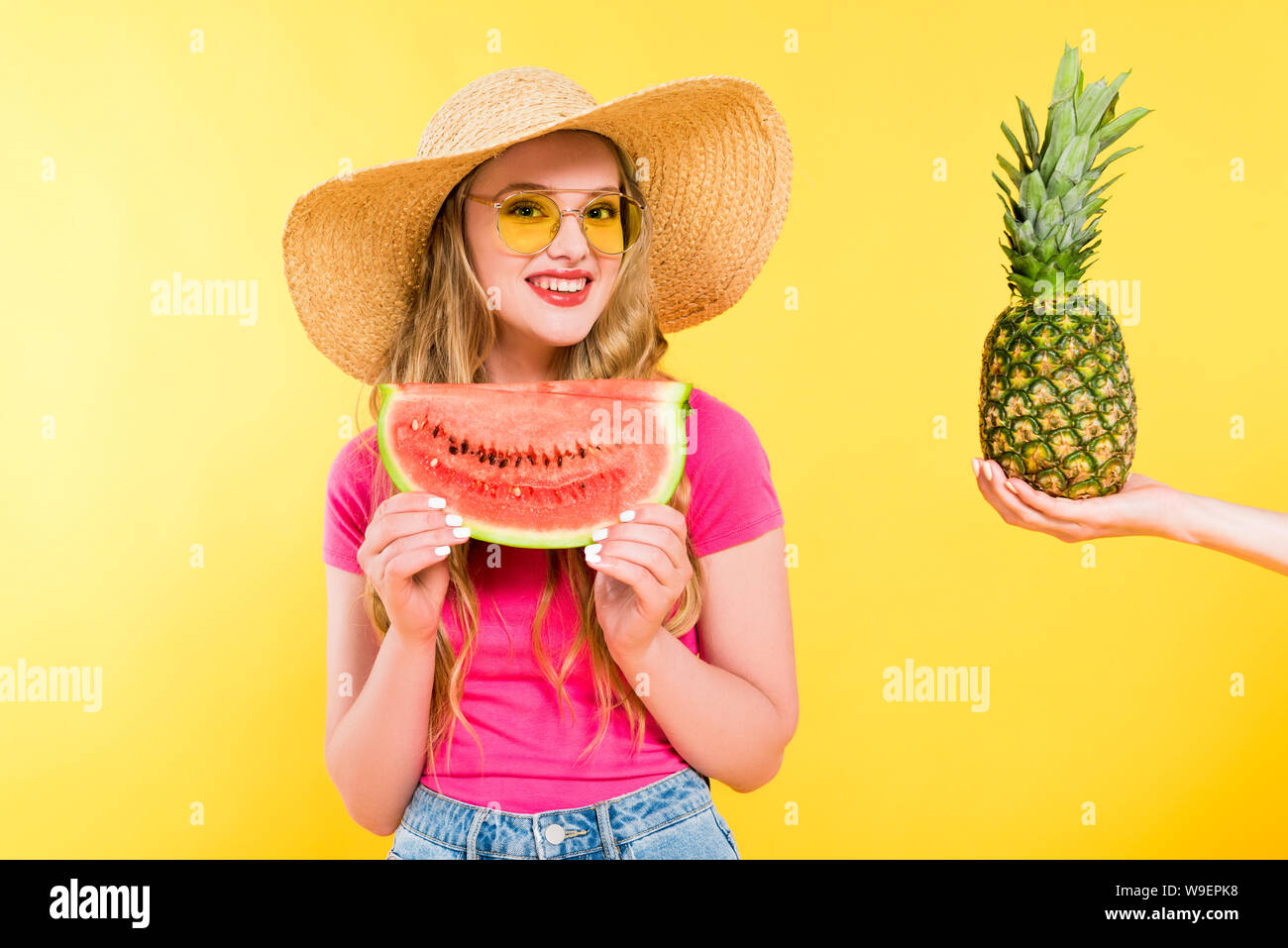 Дыни девушек. Шлёпа с арбузами. Девушка держит ананас. Шляпа с арбузиками. Девушка в шляпе с арбузом.