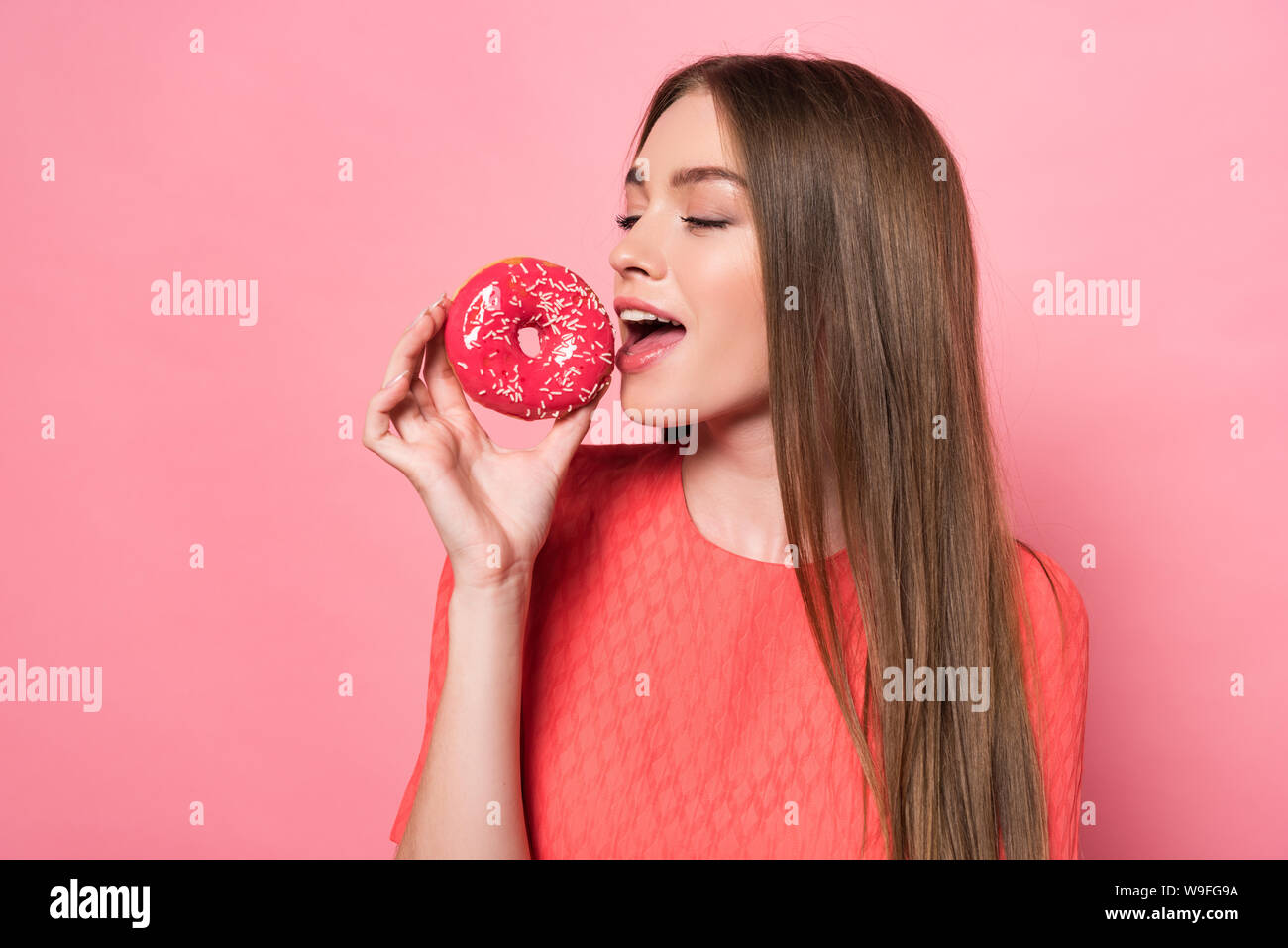 Клубника со сливками. Девушка спит. Как сладко быть девочкой. Объятия влюбленных. Девочка еать мородкеое.