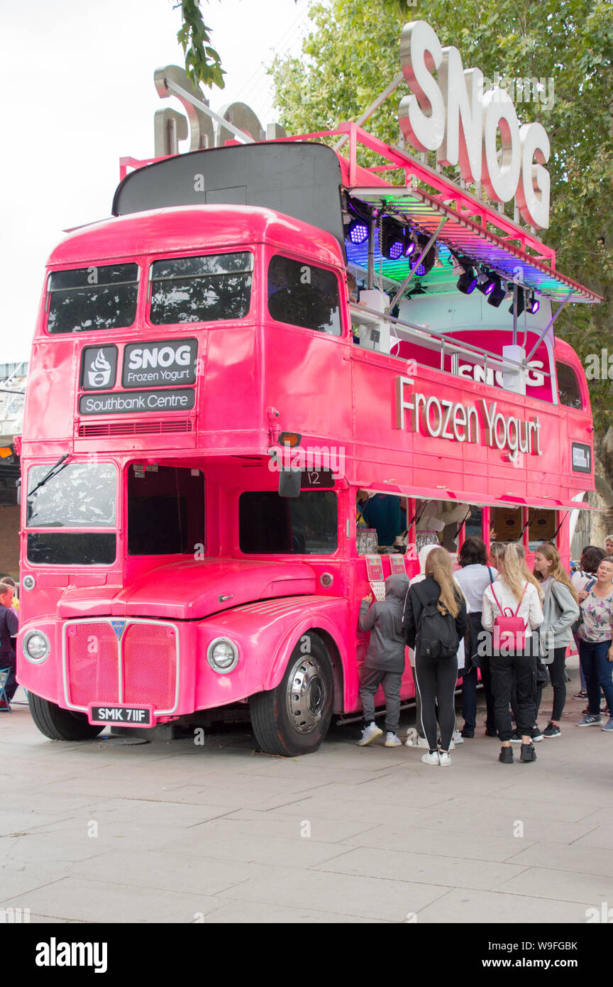 Pink bus hi-res stock photography and images - Alamy