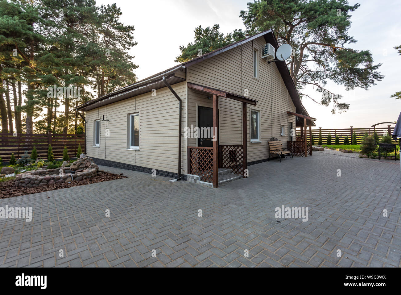 Modern eco house hi-res stock photography and images - Alamy