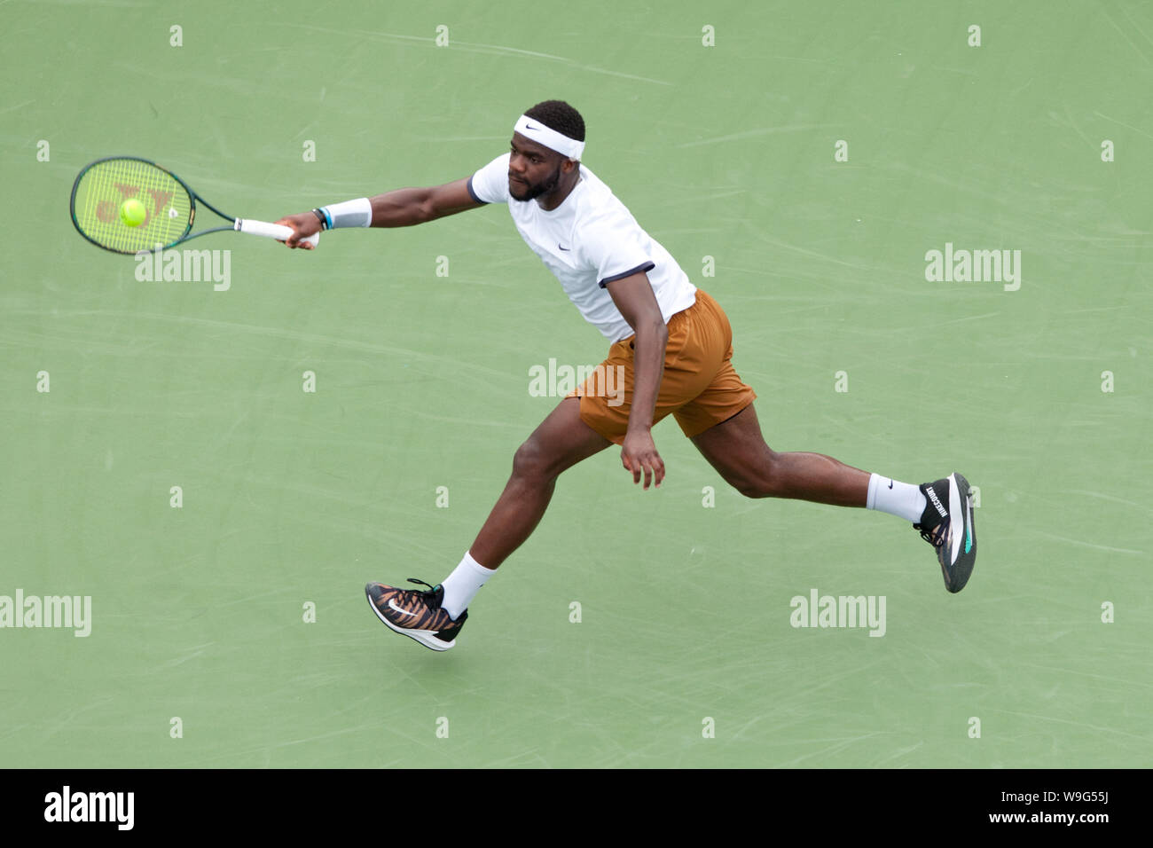 Cincinnati, OH, USA. 13th Aug, 2019. Western and Southern Open Tennis, Cincinnati, OH; August 10-19, 2019. Frances Tiafoe plays a ball against Gael Montfils during the Western and Southern Open Tennis tournament played in Cincinnati, OH. Tiafoe won 7-6 6-3. August 13, 2019. Photo by Wally Nell/ZUMAPress Credit: Wally Nell/ZUMA Wire/Alamy Live News Stock Photo