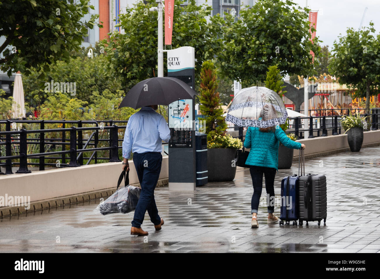 Couple walking in the rain hi-res stock photography and images - Alamy