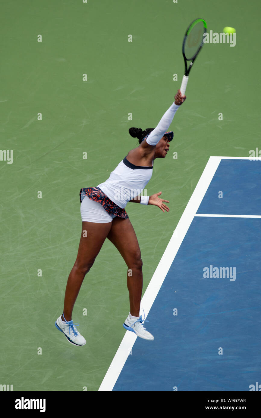 Cincinnati, OH, USA. 13th Aug, 2019. Western and Southern Open Tennis, Cincinnati, OH; August 10-19, 2019. Venus Williams serves a ball against Kiki Bertens during the Western and Southern Open Tennis tournament played in Cincinnati, OH. Williams won 6-3 3-6 7-3. August 13, 2019. Photo by Wally Nell/ZUMAPress Credit: Wally Nell/ZUMA Wire/Alamy Live News Stock Photo