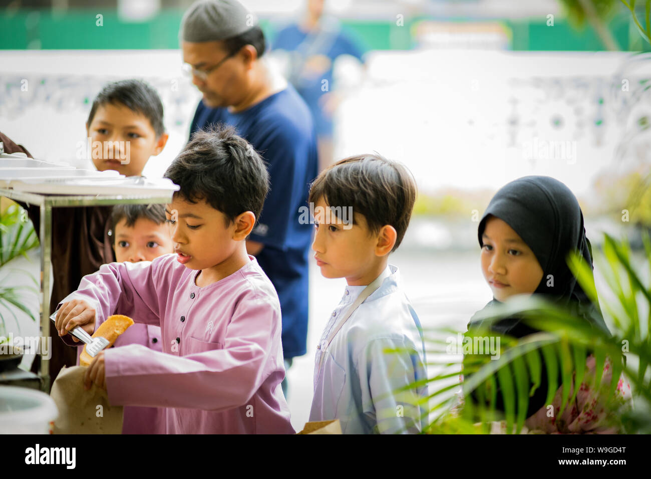 Selangor Malaysia August 11 2019 The Children Are Waiting For Their Pancake Delicacy Locally Known As Apam Balik Street Food Reflects The Rich Stock Photo Alamy