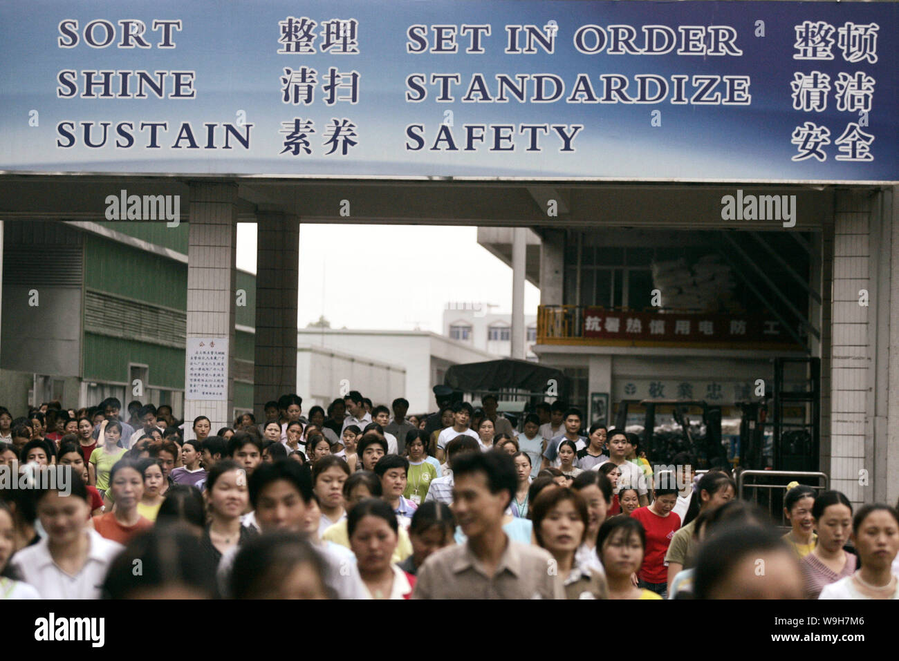 Factory workers china at gate hi-res stock photography and images - Alamy