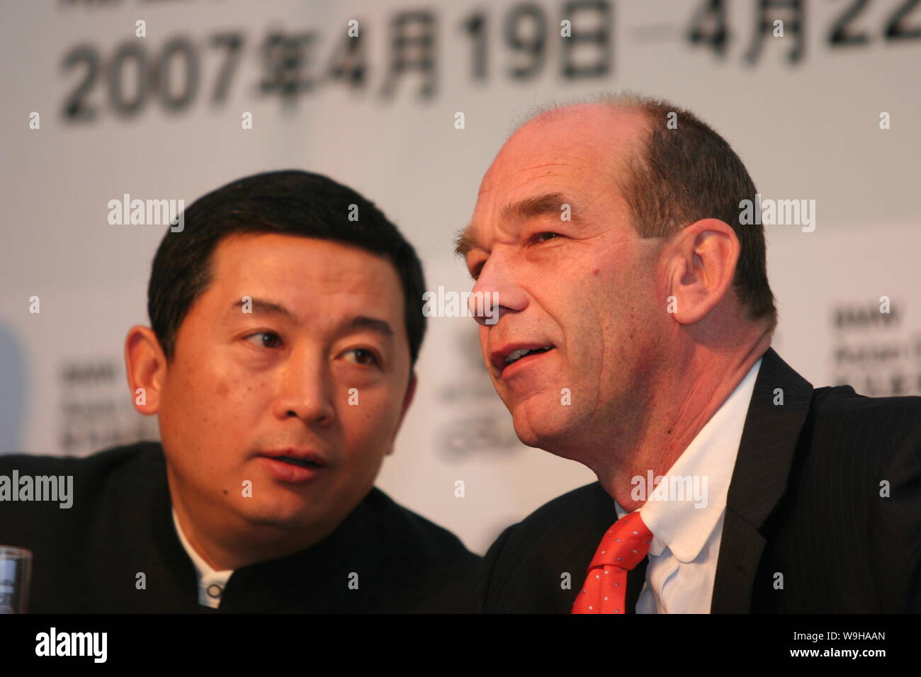 Dr.Christoph Stark(right), President and CEO of BMW Group China Region and Li Yong, Deputy General Secretary of the China Golf Association at the open Stock Photo