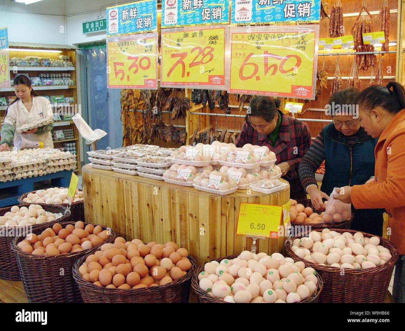 --FILE-- Local residents shopping for eggs in a supermarket in Yichang, central Chinas Hubei province November 27, 2007.   According to Chinese govern Stock Photo