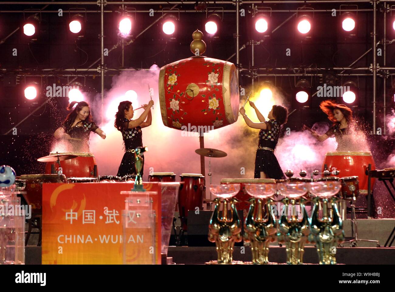 Chinese drummer during the final draw for the 2007 FIFA Womens World Cup, in Wuhan, in central China Hubei province,Sunday April 22, 2007.  According Stock Photo
