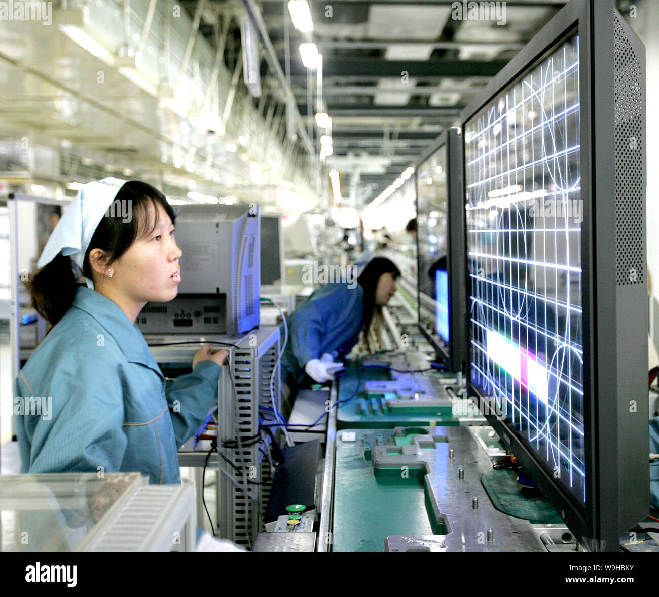Female Chinese workers check flat televisions on the production line in the factory of Samsung in Tianjin Economic-Technological Development Area, Tia Stock Photo