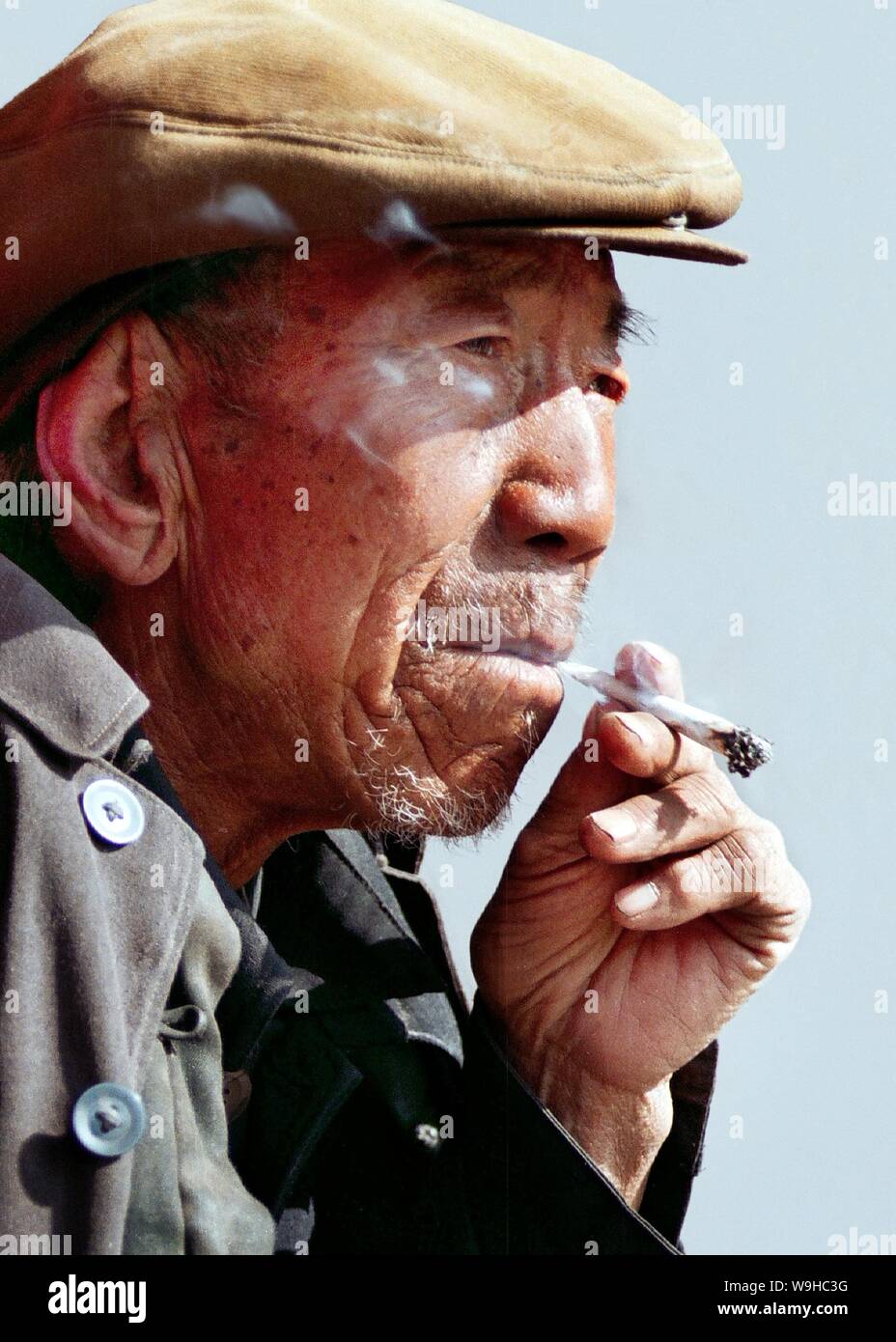 Old man wearing cap hi res stock photography and images Alamy