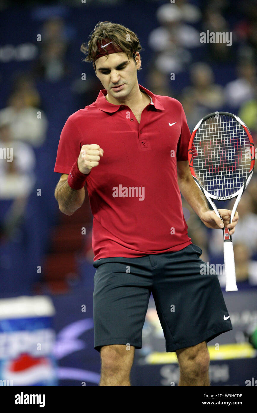 world-no1-roger-federer-of-switzerland-competes-against-nikolay-davydenko-of-russia-during-a-match-of-the-tennis-masters-cup-shanghai-2007-in-shangha-W9HCDE.jpg