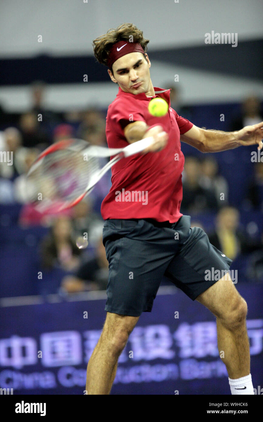 World No.1 Roger Federer of Switzerland, left, poses with Rafael Nadal of  Spain during a semi-final match of the Tennis Masters Cup Shanghai 2007 in  S Stock Photo - Alamy