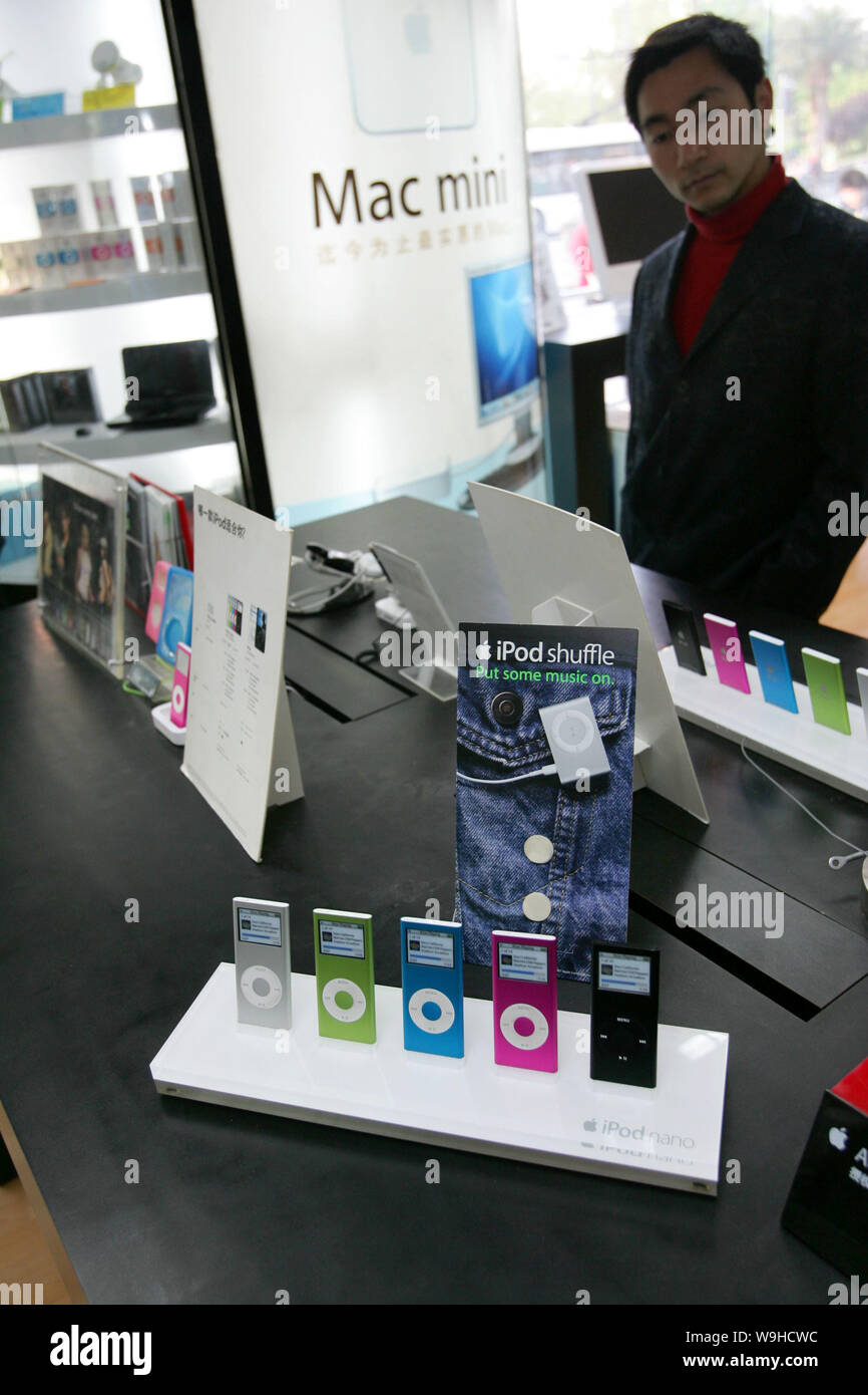 A Chinese customer shops for Apple iPod MP3 player at a store in Shanghai  16 April 2007 Stock Photo - Alamy