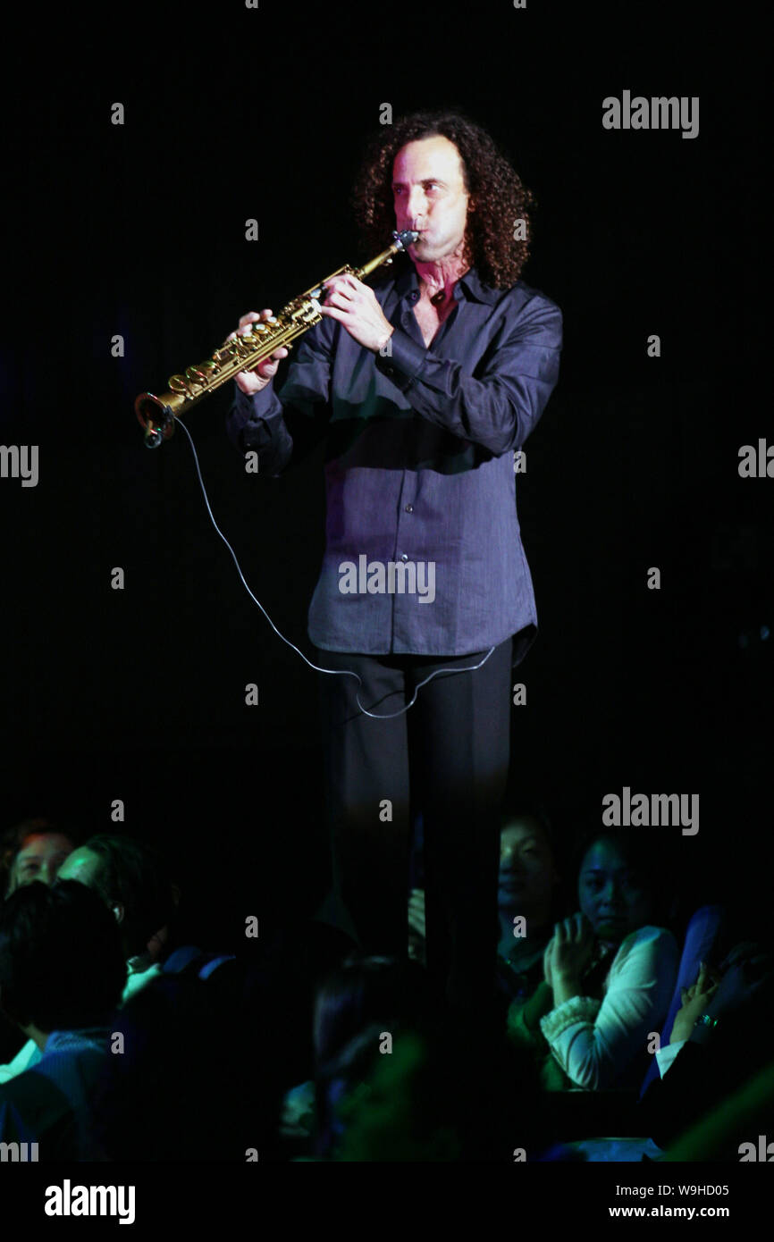 Kenny g performs hi-res stock photography and images - Alamy