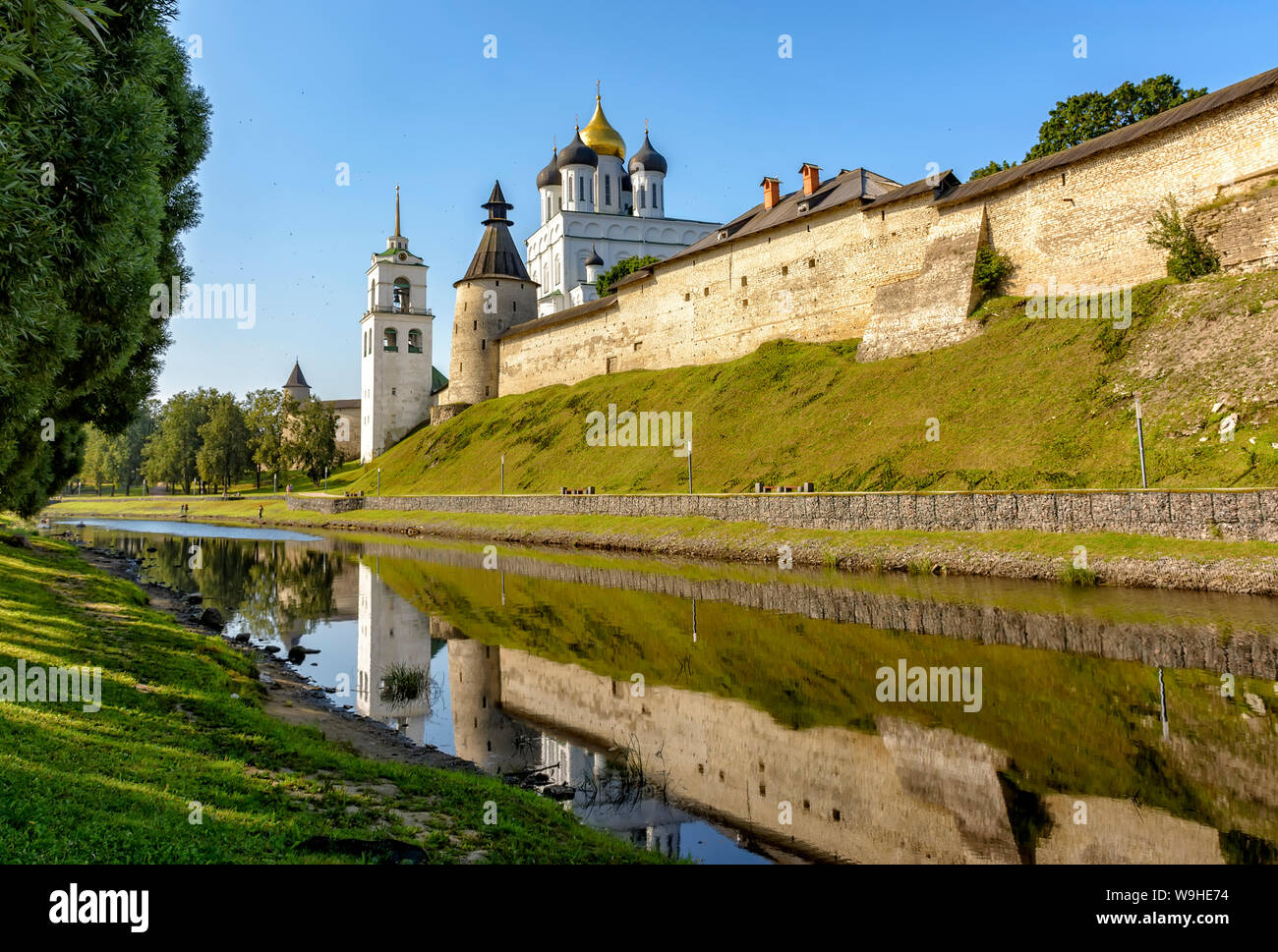 туры в смоленск из санкт петербурга. псковский кром достопримечательности пскова. псковский кром псков. церковь рождества богородицы вязьма. собор успения пресвятой богородицы смоленск.
