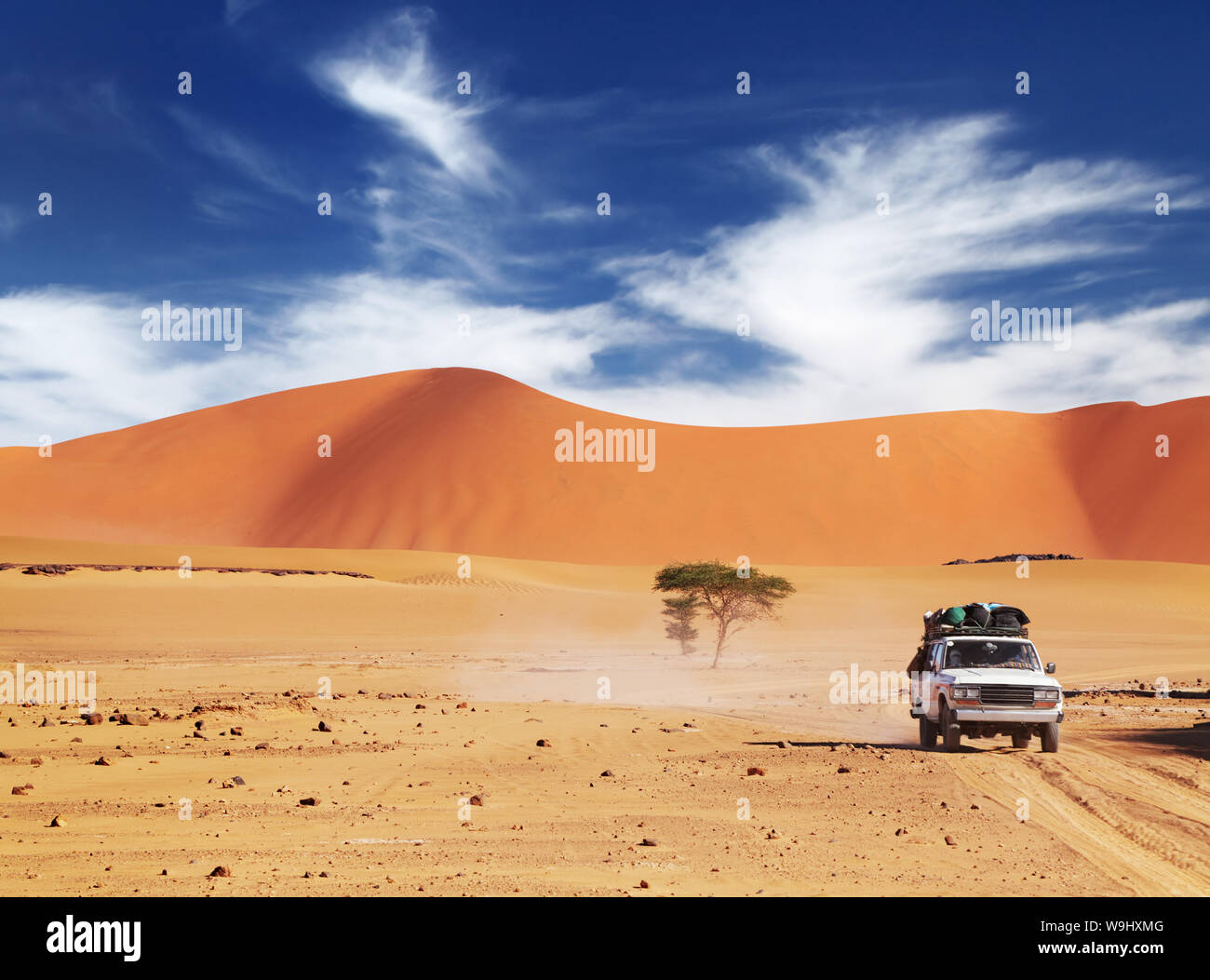 Off-road vehicle driving in Sahara Desert, Tadrart, Algeria Stock Photo