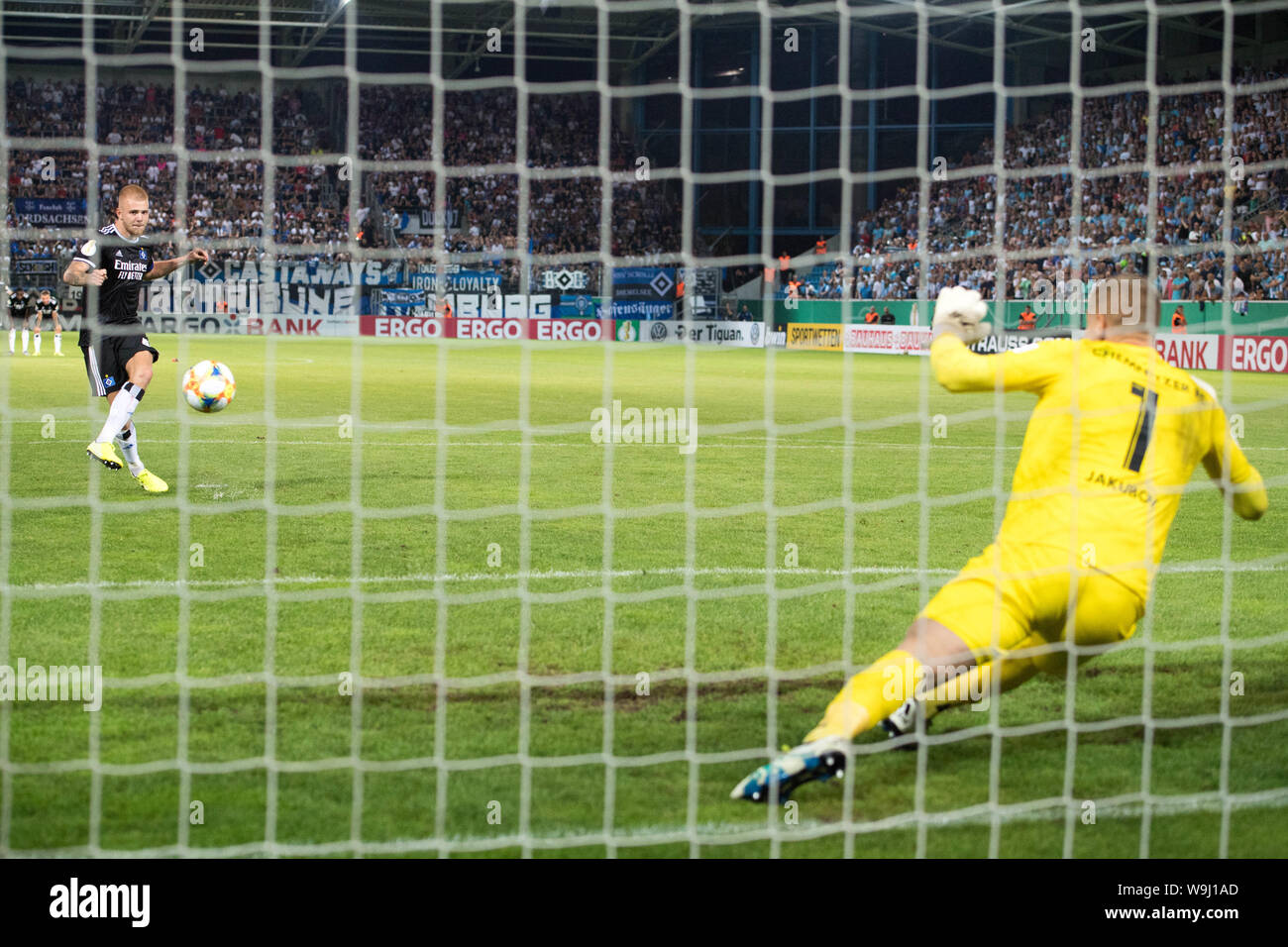 Rick van DRONGELEN (left, HH) shoots goalie Jakub JAKUBOV (C) on penalties  goal for 5: 5 equalizer for Hamburg Hamburg Hamburg, Penalty, penalty,  action, penalty, football, DFB Pokal, 1st main round, Chemnitz