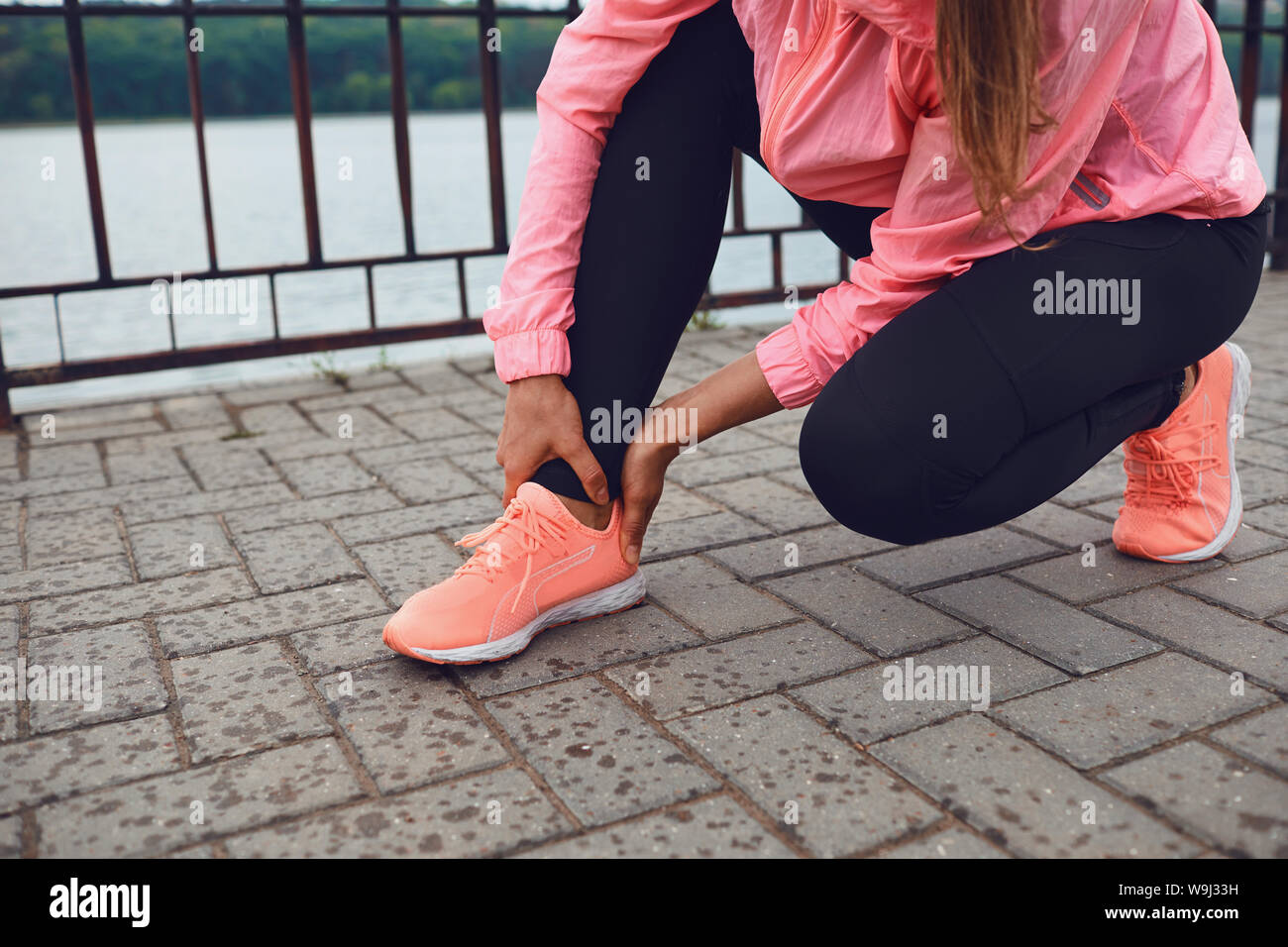Injury leg runner on a run Stock Photo Alamy