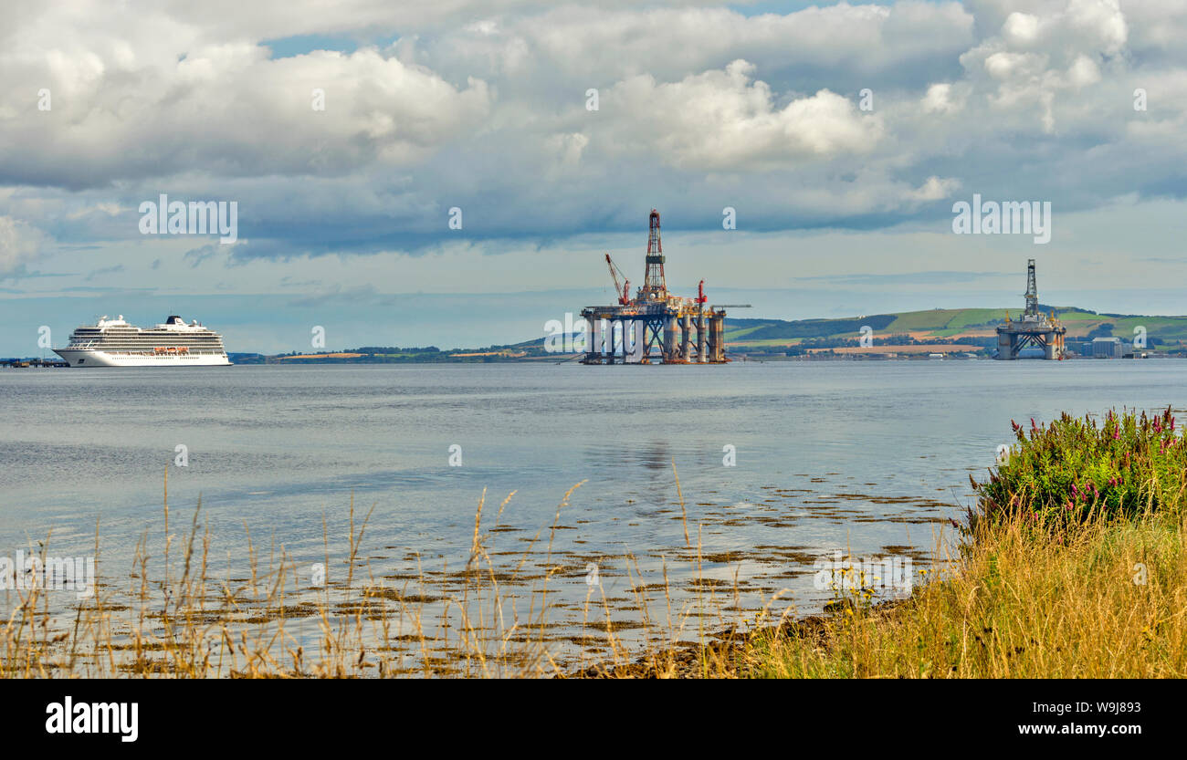 CROMARTY FIRTH SCOTLAND VIKING CRUISE LINER AND TWO OIL RIGS OR PLATFORMS LYING OFF INVERGORDON IN SUMMER Stock Photo