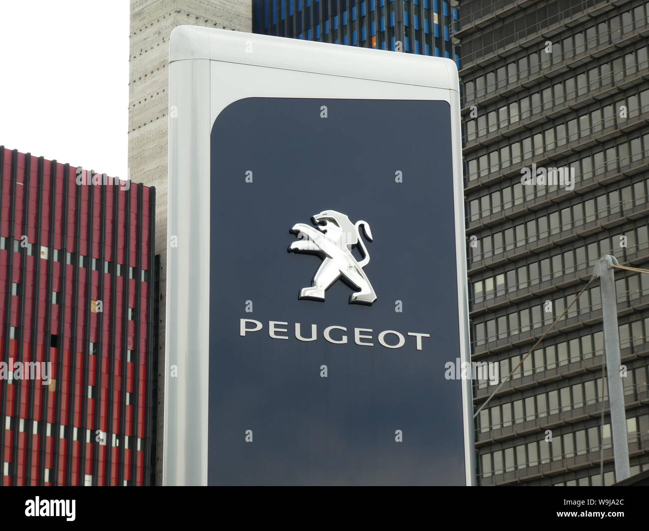 11 August 2019, North Rhine-Westphalia, Cologne: Logo, lettering of the car manufacturer Peugeot, which belongs to the French automotive group Groupe PSA. Photo: Horst Galuschka/dpa Stock Photo