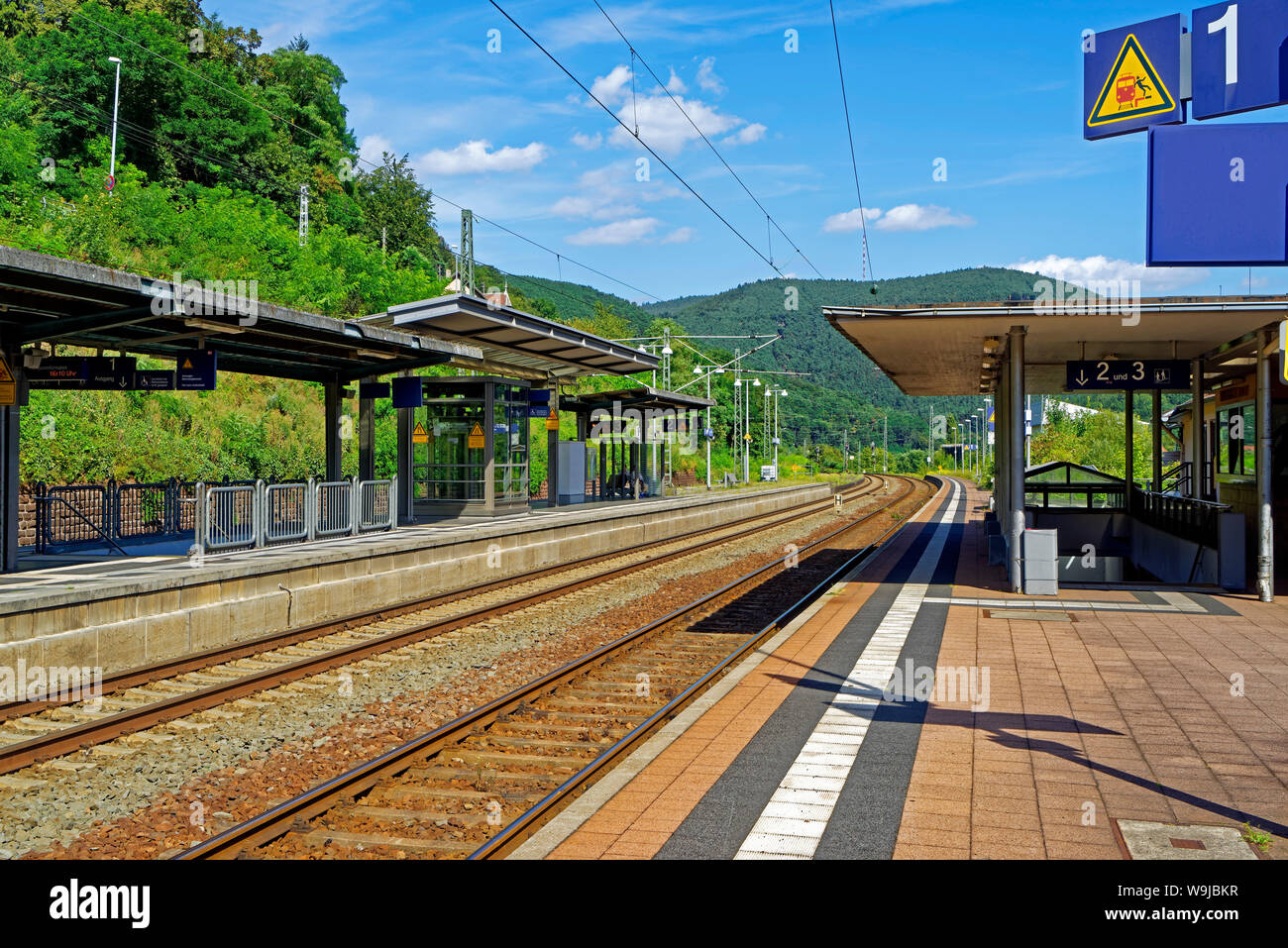 Bahnhof, Bahnsteige, Schienen Stock Photo - Alamy